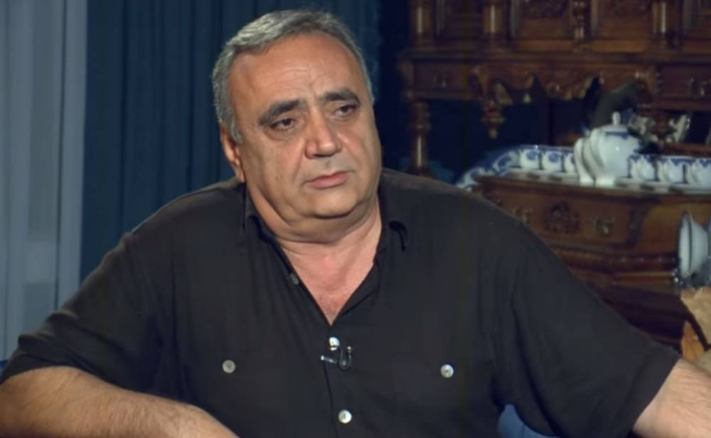 Səhnə ətirli adam…