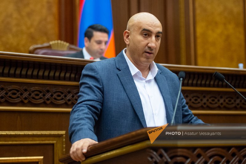Ermənistan parlamentinin yeni deputatı and içdi