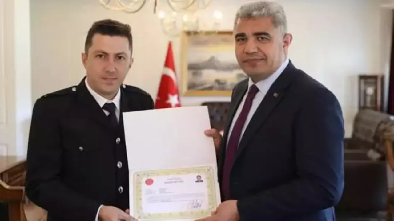 Azərbaycan bayrağını öpən Türkiyə polisi mükafatlandırıldı - VİDEO