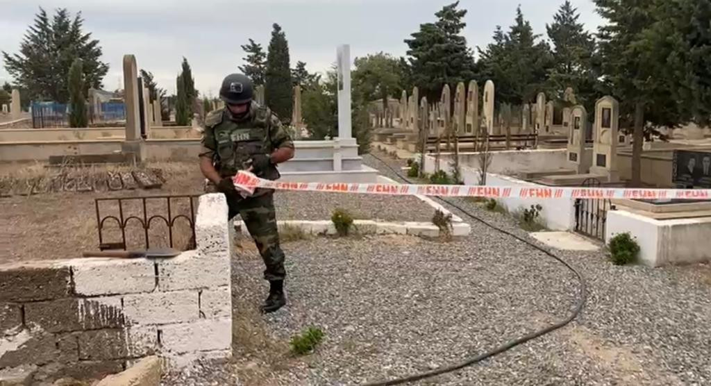 Bakıda qəbristanlıqda tapança və qumbara TAPILDI