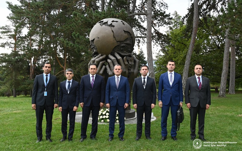 Ceyhun Bayramov “Düşüncələr və Arzular” heykəlini ziyarət etdi