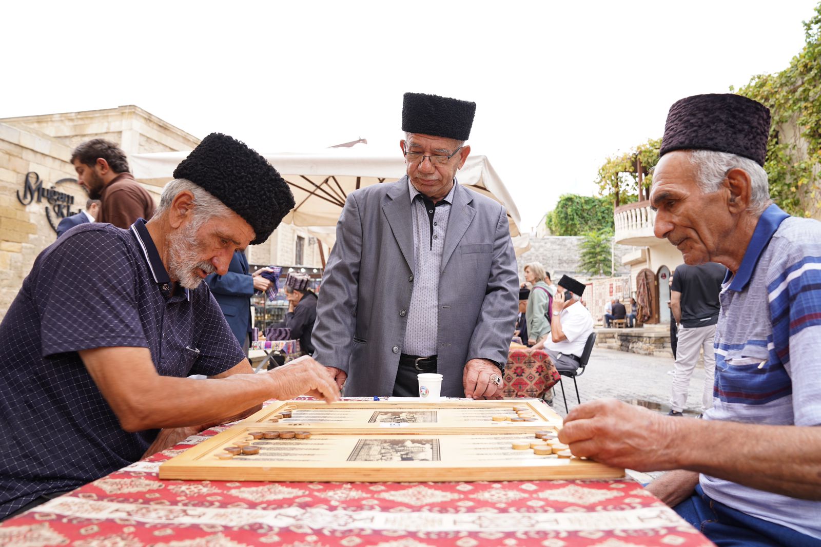 İçərişəhərdə ağsaqqallar arasında nərd yarışması - FOTO