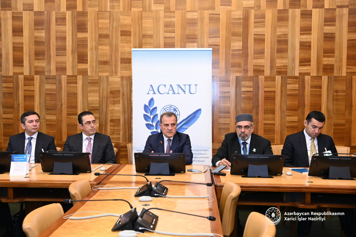 Ceyhun Bayramov xarici jurnalistlərə regiondakı vəziyyət barədə məlumat verdi
