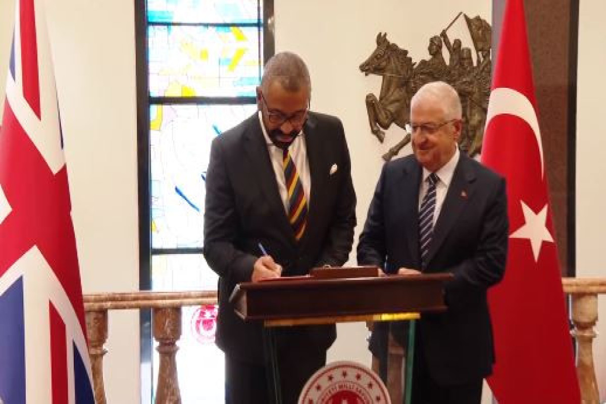 Britaniyalı nazir Yaşar Gülərlə görüşdü 