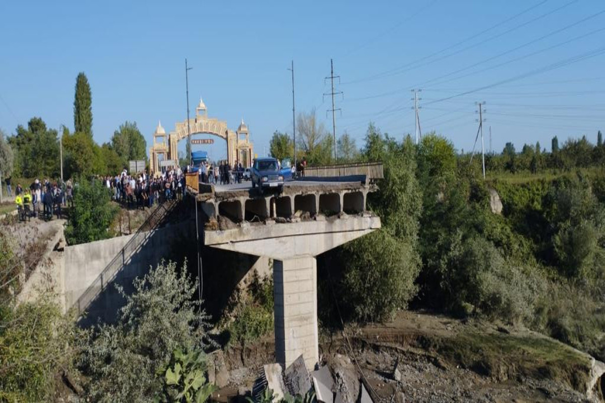 Rusiya yolunda uçmuş körpünün sökülməsinə başlanılıb