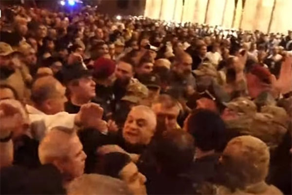 İrəvanda gərgin vəziyyət: Polislə etirazçılar toqquşdu 