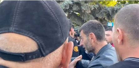 Ermənistanda ölən hərbçilərin valideynləri deputatlarla dalaşdı - VİDEO