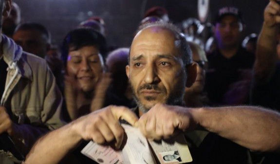 Ermənilər Rusiya səfirliyi önündə pasportlarını cırdılar - VİDEO