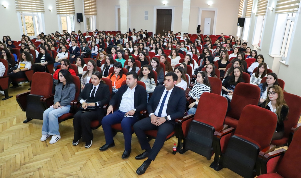 ADU-da birinci kurs magistrlarla görüş keçirilib