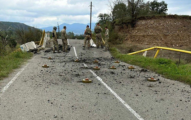 Ağdərədən çıxan ermənilər yolu minalayıb - FOTO