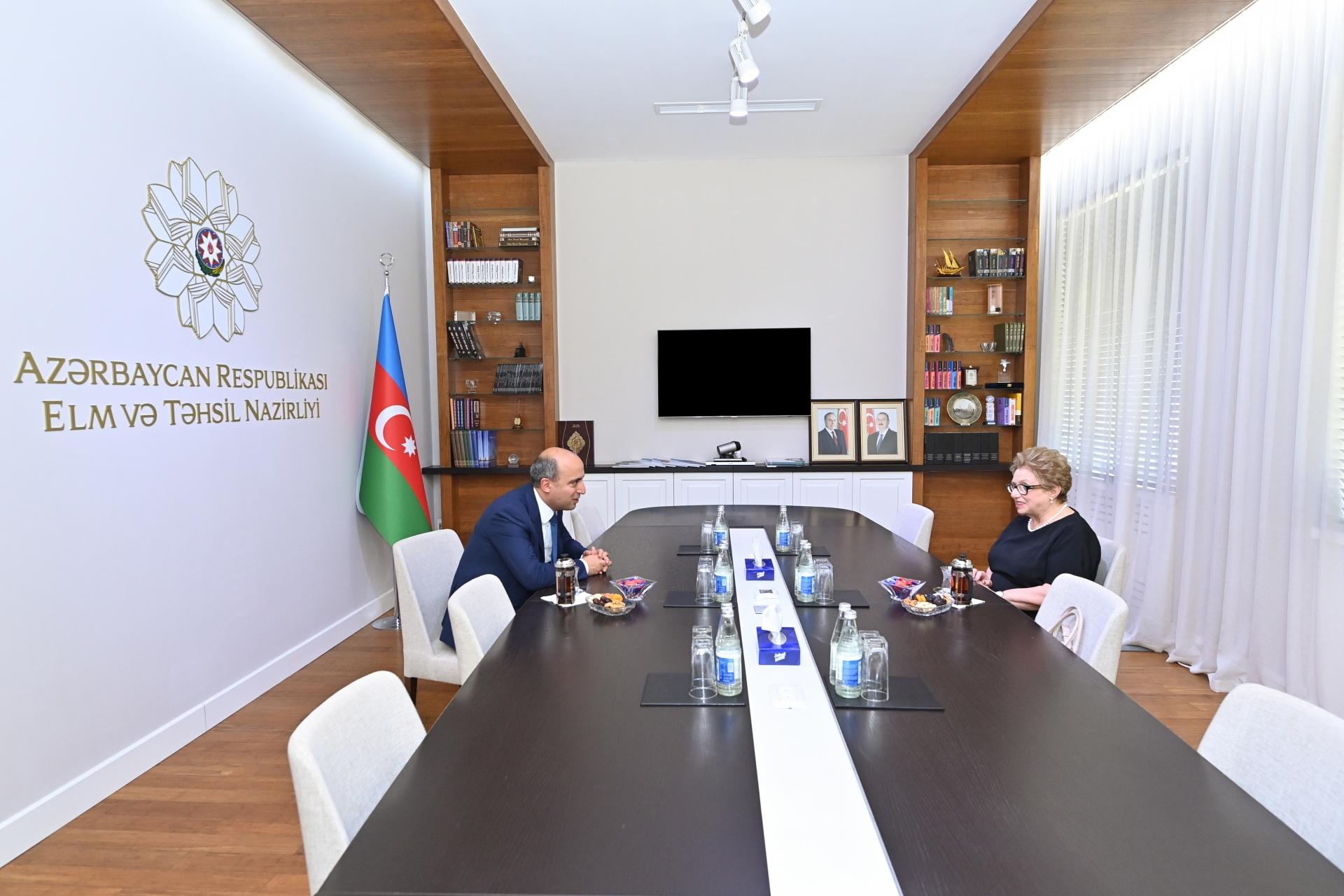 Nazir gimnaziyanın direktorunu işdən çıxardı