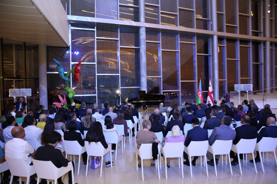 Məşhur pianoçu Heydər Əliyev Mərkəzində çıxış etdi