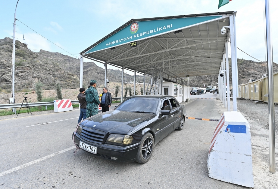 Qarabağda qalmaq istəməyən ermənilər Ermənistana maneəsiz gedir