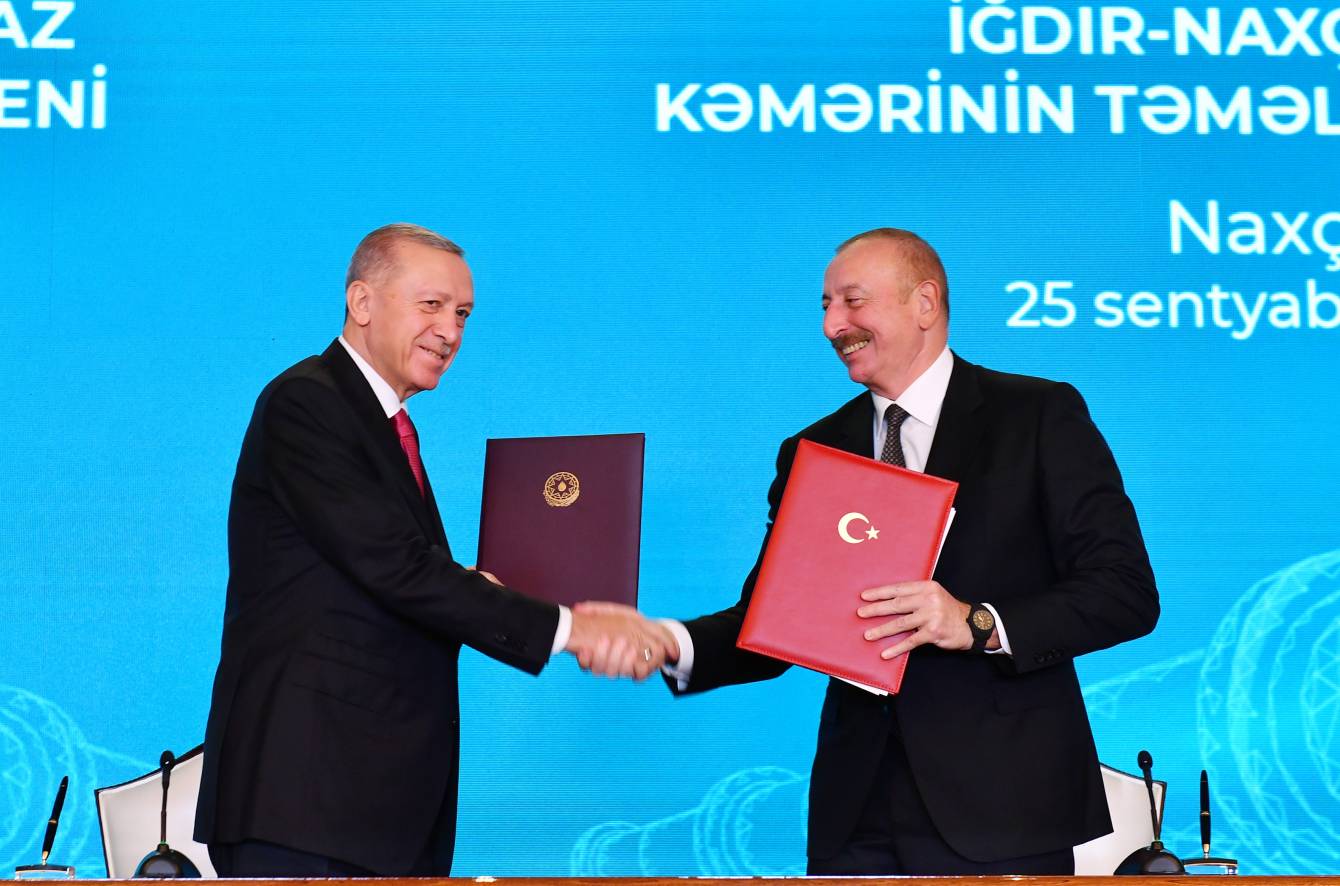 Qars-Naxçıvan dəmir yoluna dair niyyət protokolu imzalandı