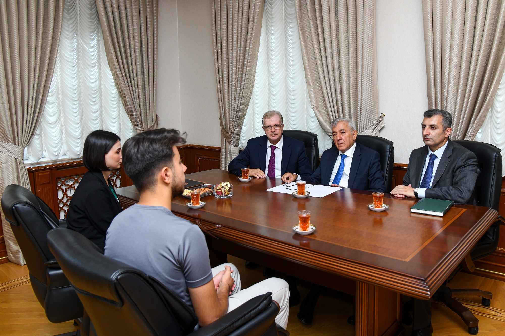 Rektor şəhid ailələrinindən olan tələbələrlə görüşdü - FOTO