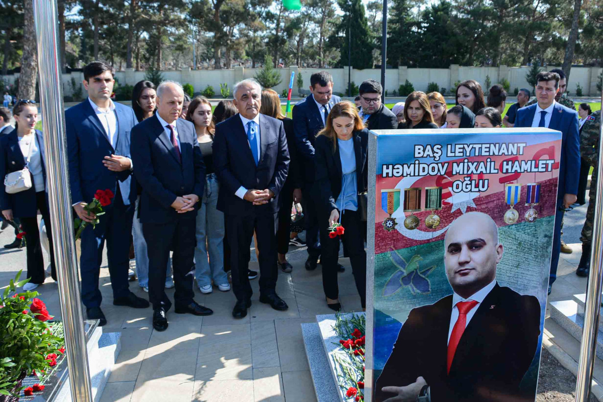 UNEC-in kollektivi şəhidlərin məzarlarını ziyarət edib - FOTO