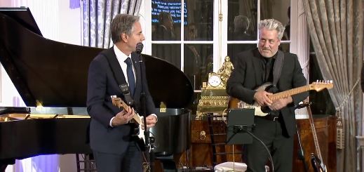 Blinken gitara çaldı, mahnı oxudu - VİDEO