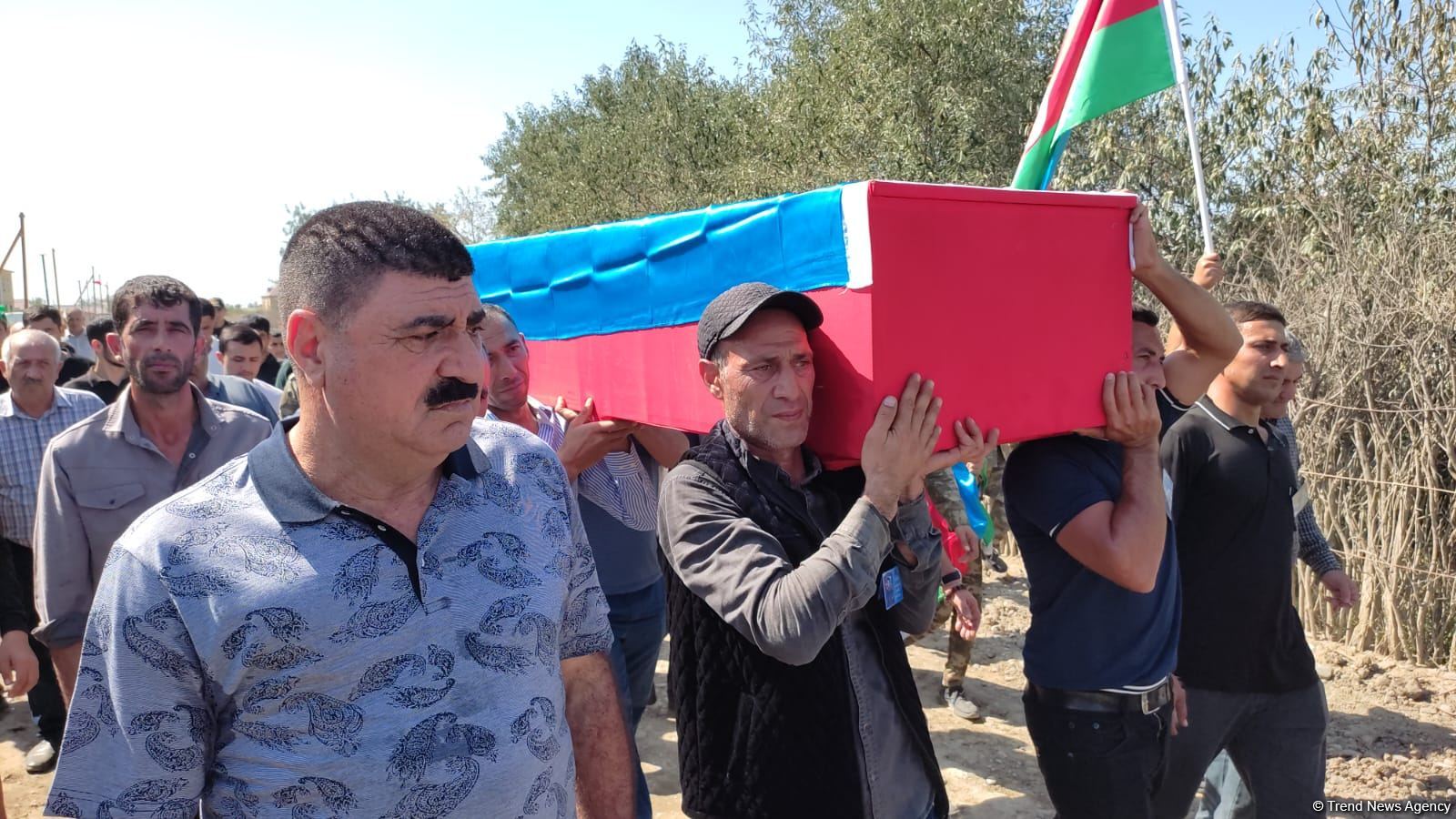İtkin düşən hərbçinin nəşi Salyanda dəfn edildi - FOTO