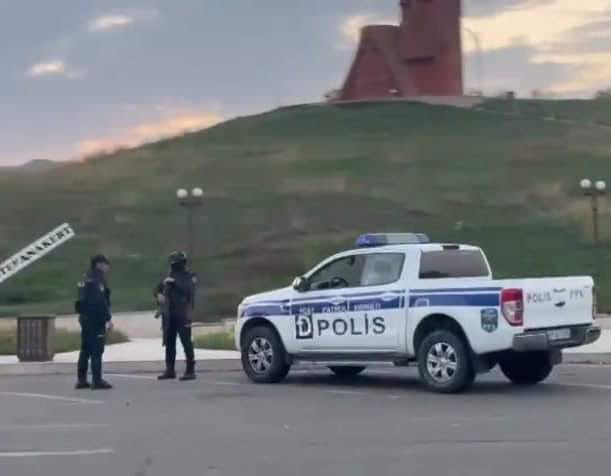 Azərbaycan polisi “Biz və bizim dağlar” abidəsinin yanında - Xankəndinin girişi - VİDEO