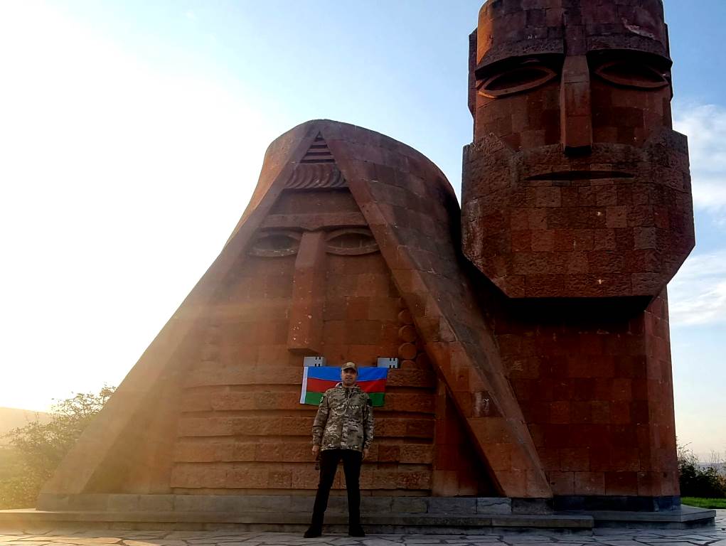 Sabiq deputatın oğlu “Biz və bizim dağlar” abidəsinə Azərbaycan bayrağı asdı - FOTO