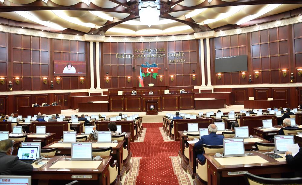 Parlamentin payız sessiyası başladı - Gündəlikdə 18 məsələ var