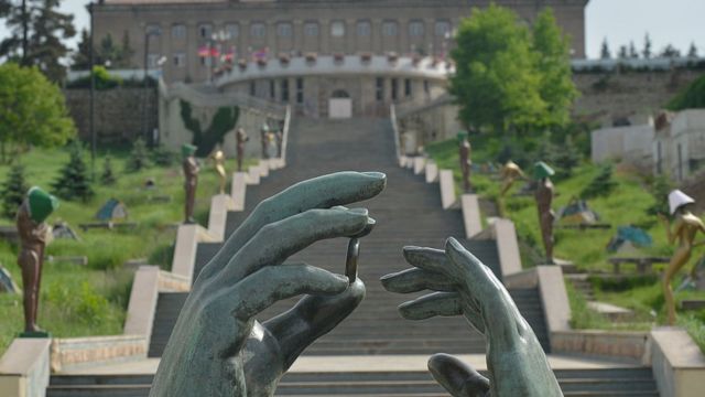 Qarabağda erməni dilinin istifadəsinə imkan yaradılacaq - Rəsmi Bakı