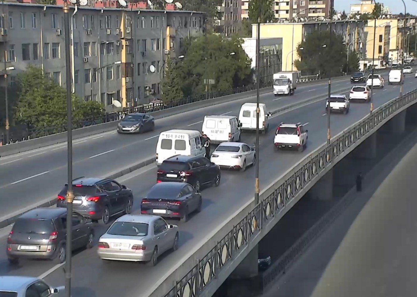 Nasaz avtomobil tıxaca səbəb oldu