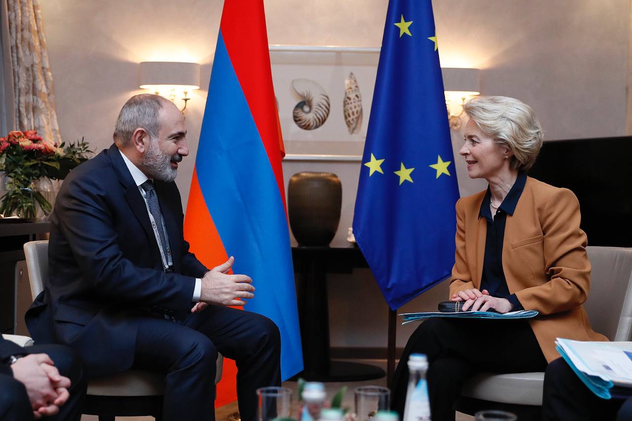 Leyen Paşinyanla danışdı - Komissar Ermənistana səfər edəcək