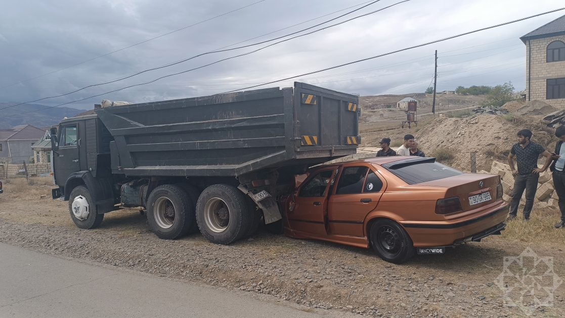 Tovuzda BMW “KamAZ”a çırpıldı - Yaralananlar var