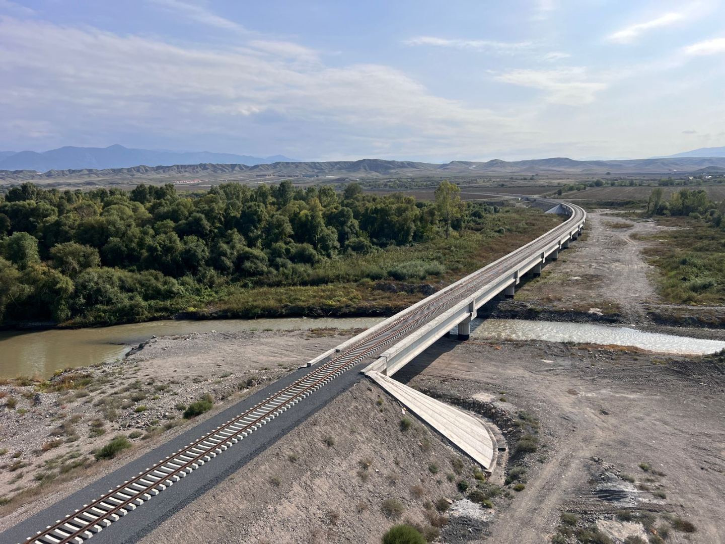 Həkəri çayı üzərində tikilən dəmir yolu körpüsünün tikintisi YEKUNLAŞIR