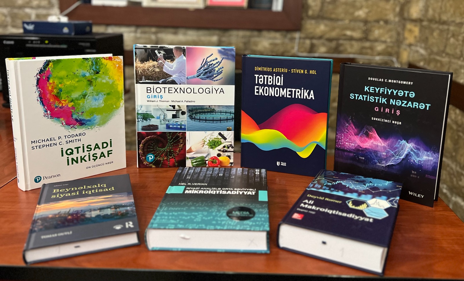 UNEC-in kitab fonduna 200 kitab hədiyyə olundu - FOTO