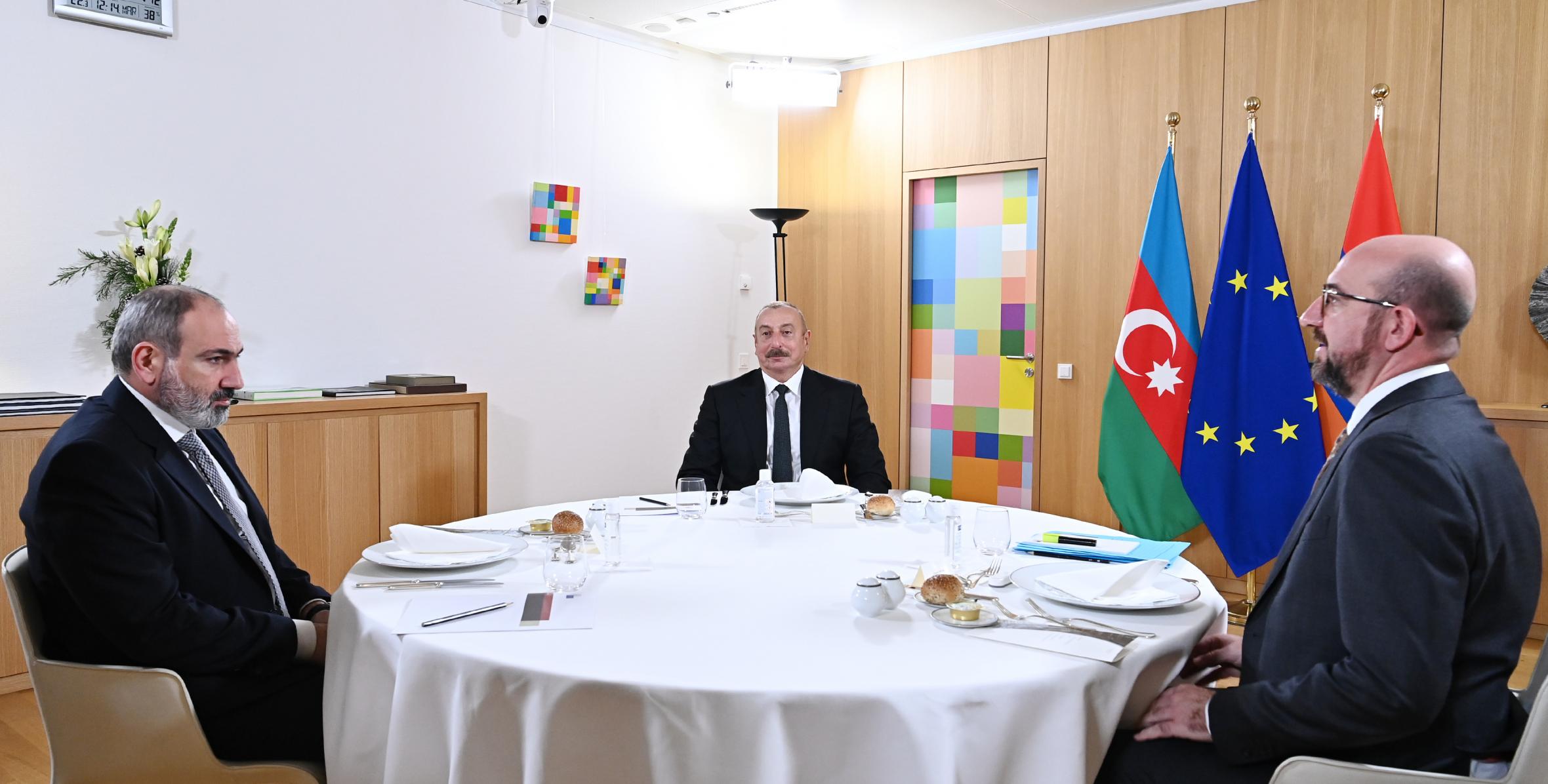 Azərbaycan üçtərəfli görüşlərə hazırdır - Prezidentin köməkçisi