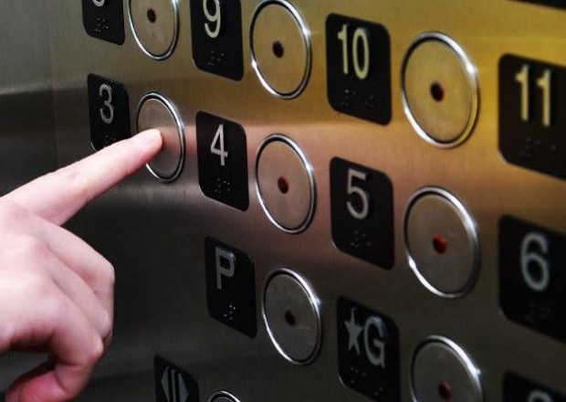 Bakıda liftdə 4 uşaq qaldı - Köməyə FHN gəldi