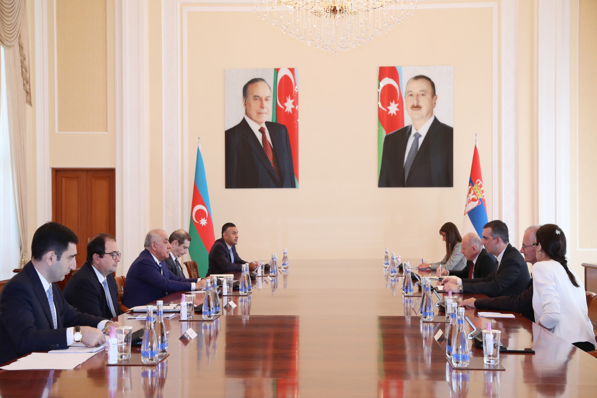Baş nazir Serbiya spikeri ilə danışıqlar apardı