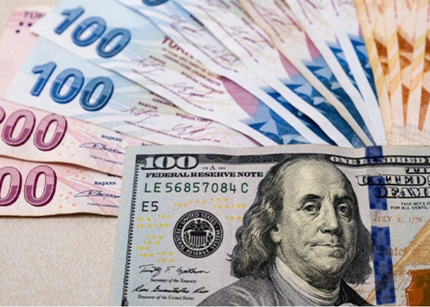 Lirə dollar qarşısında tarixi minimumunu yenilədi