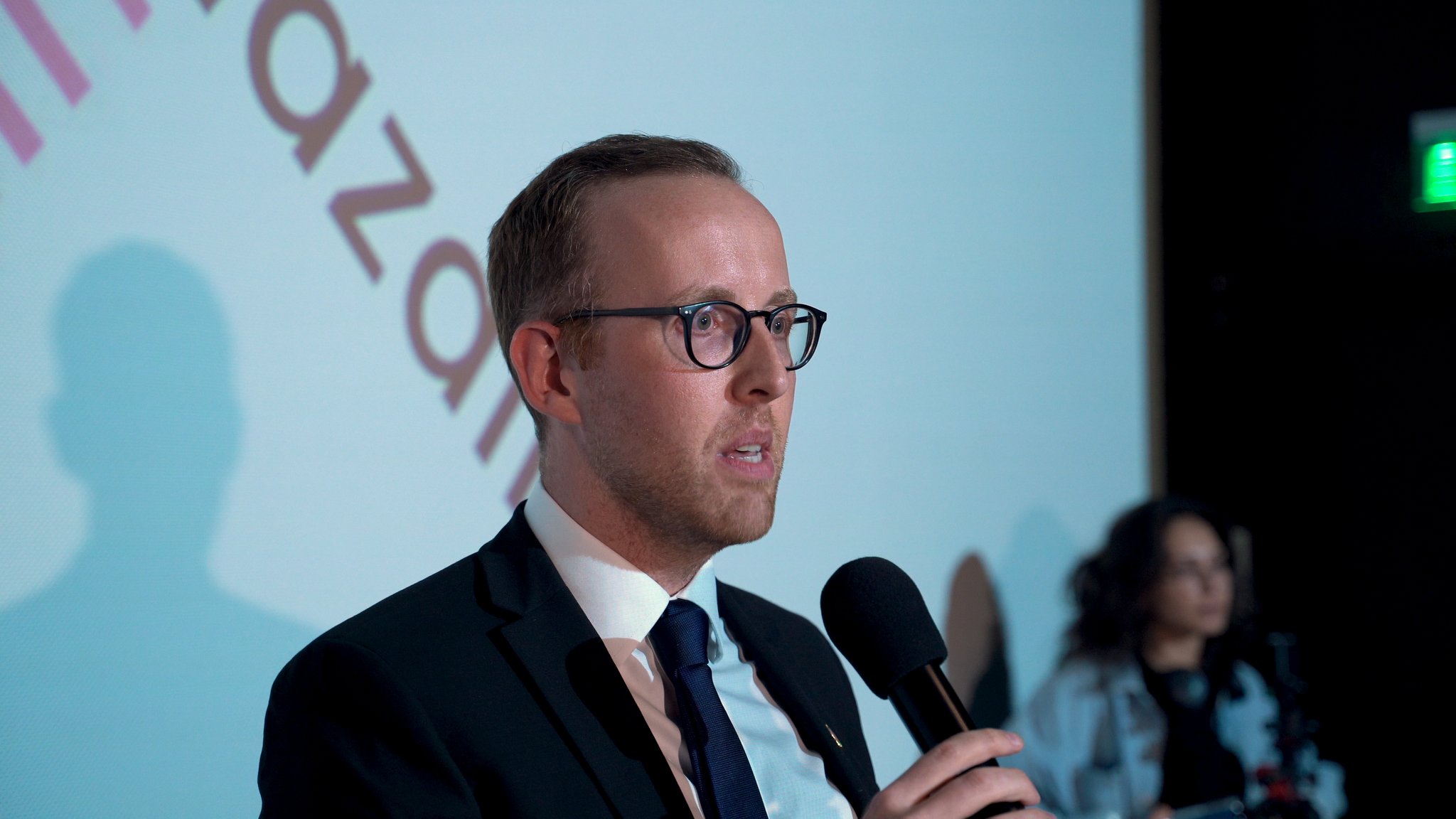 Britaniya səfirliyi bannerlərdən eko-çantalar hazırladı - VİDEO