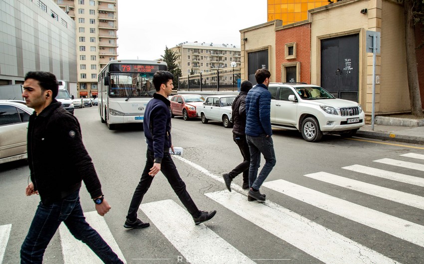 Bakıda minik maşını piyadanı vurdu - FOTO