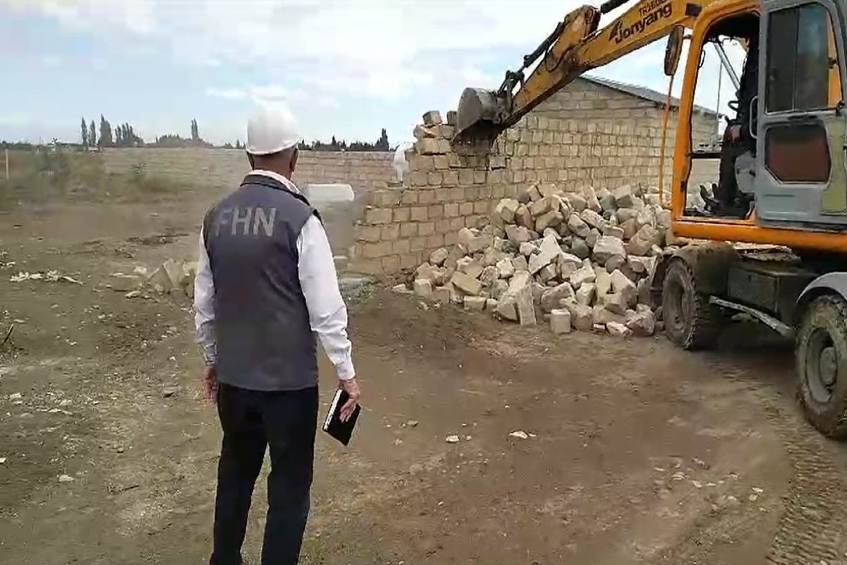 Sənədsiz tikililər söküldü - VİDEO