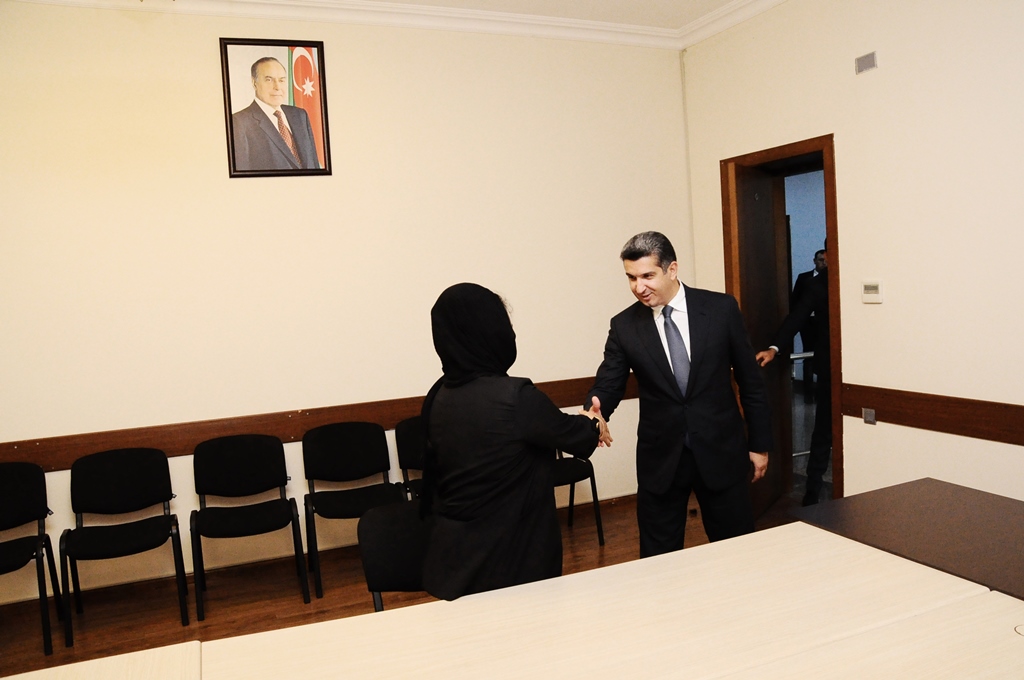 Naftalanda icra başçısı Şəhid anası ilə görüşdü - FOTO