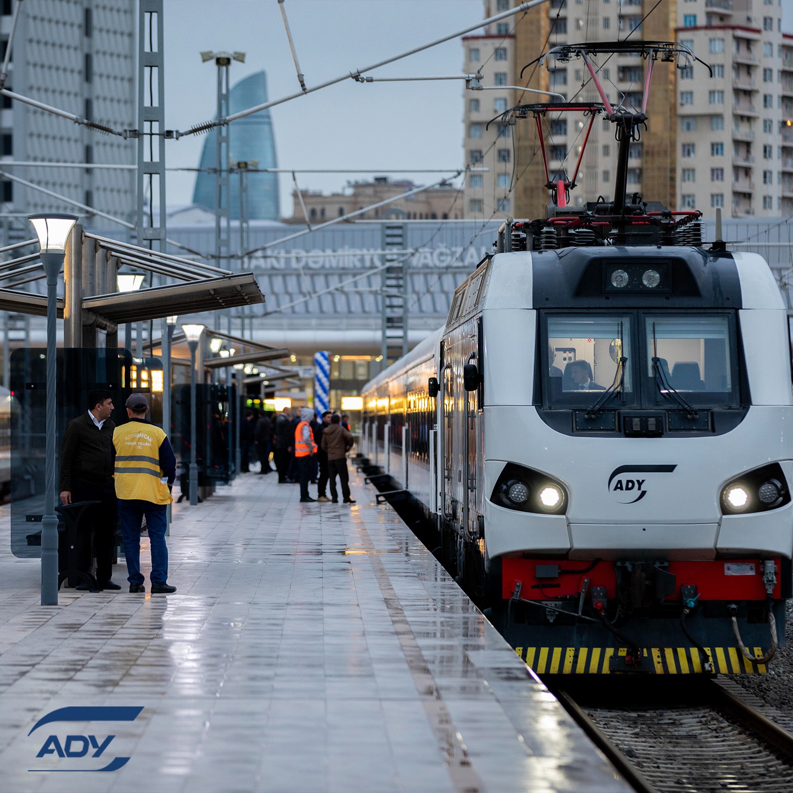 Ekspres qatar fəaliyyətə başladı - FOTOLAR