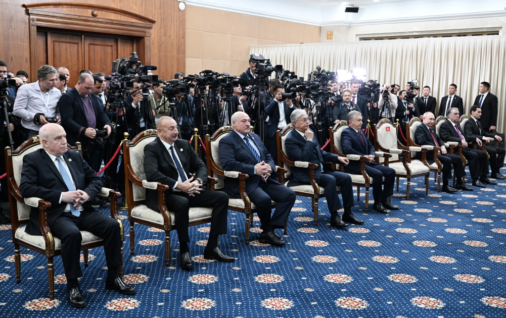 İlham Əliyev Şavkat Mirziyoyevin təltifolunma mərasimində iştirak etdi