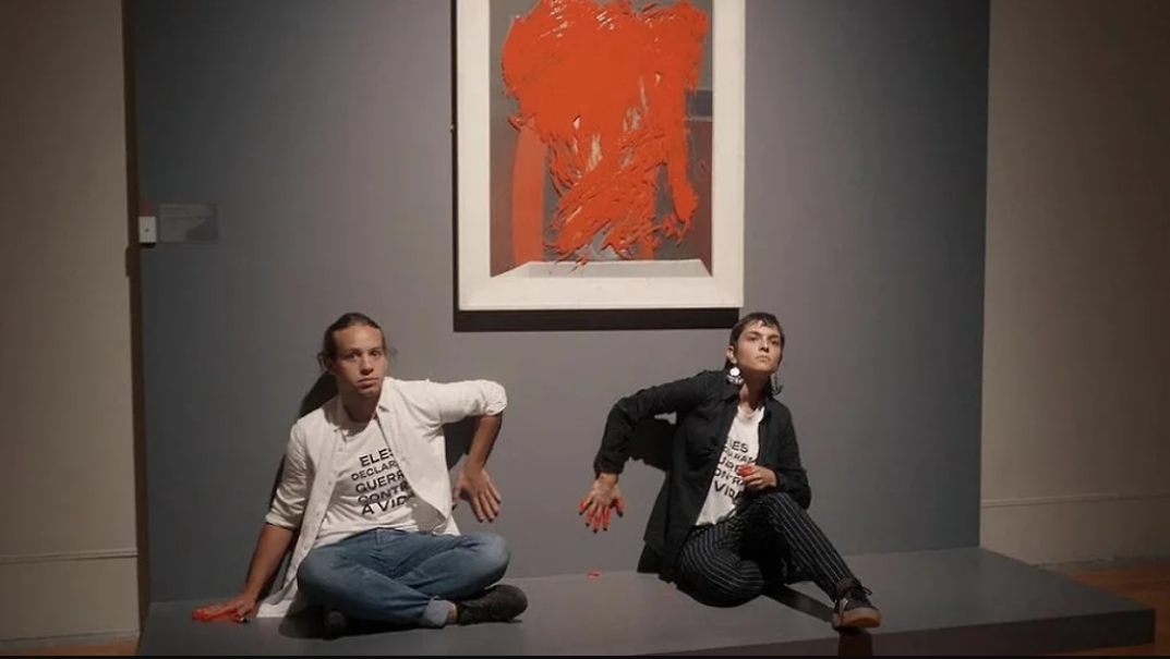 Pikassonun tablosuna boya tökdülər 