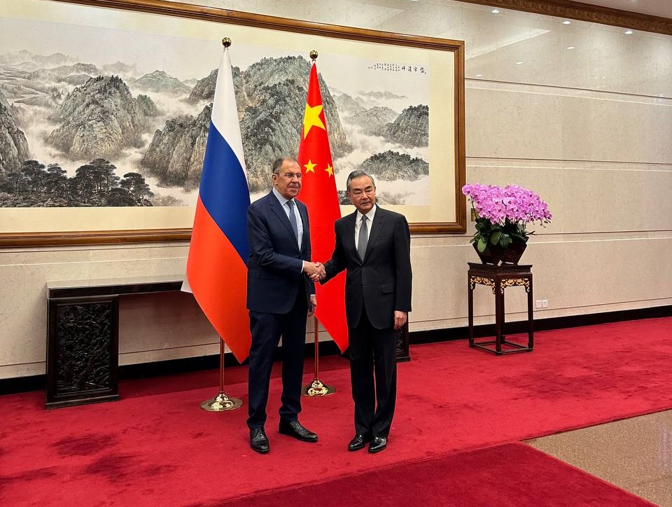 Lavrov çinli həmkarı ilə Putinin Pekin səfərini müzakirə etdi