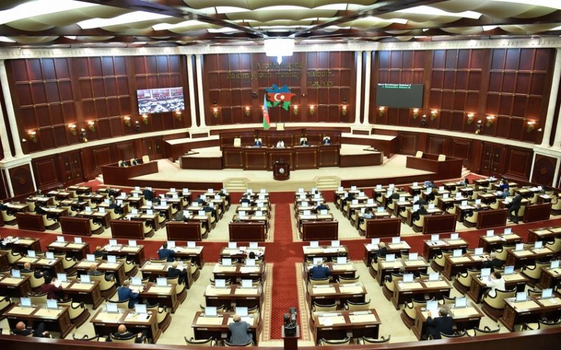 Milli Məclisin iclası başladı - Gündəlikdə 16 məsələ var