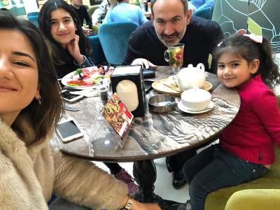 Paşinyan Strasburqa 3 qızı ilə gedibmiş - VİDEO