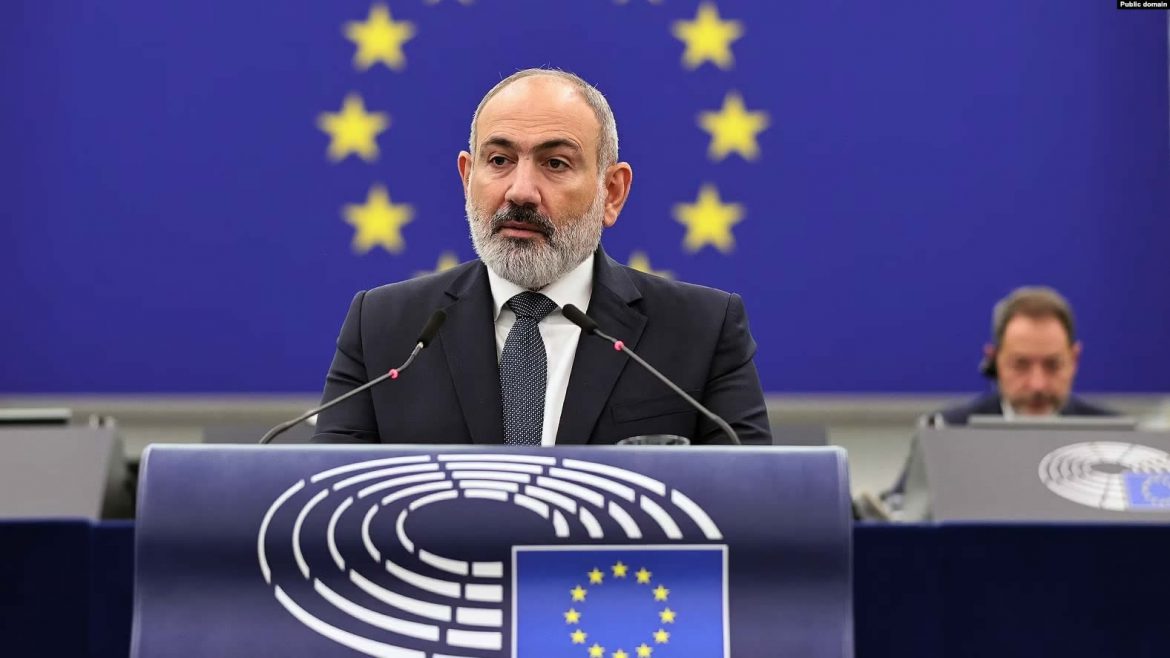 Avroparlament şousu: Paşinyan rəngini mühitə uyğun dəyişir - REAKSİYA