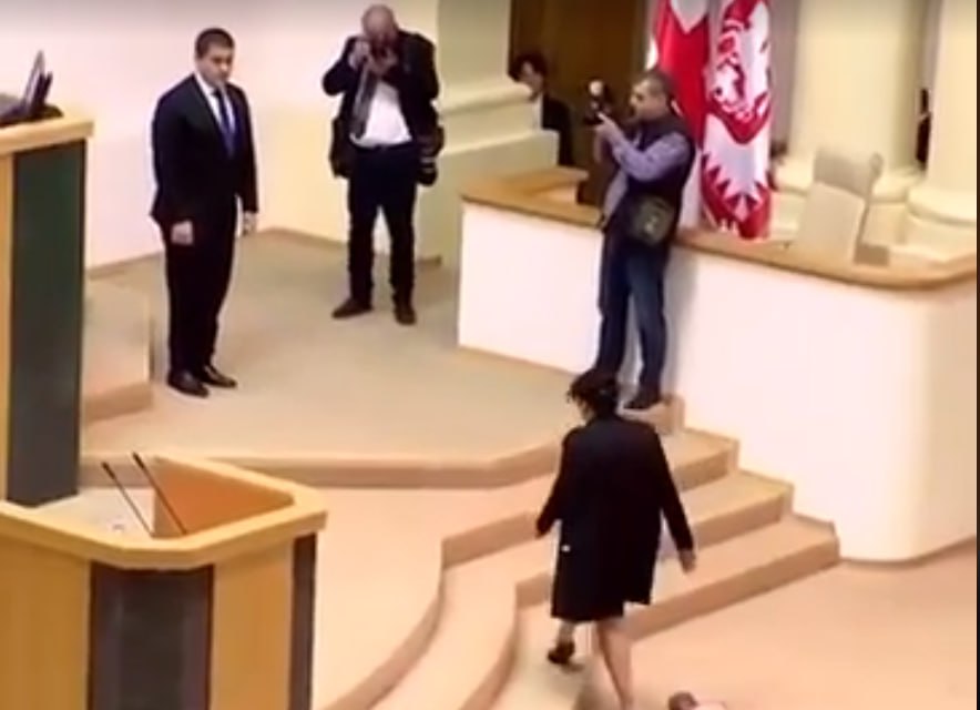 Bizə xəngəl və xaçapuriyə yox, Konstitusiyaya görə hörmət edin - Spiker