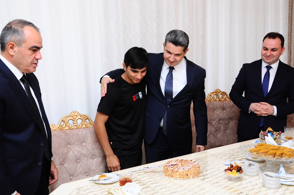 Naftalanda İcra başçısı şəhid övladını ziyarət etdi - FOTO