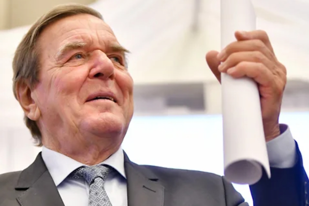 Şröder Ukrayna və Rusiya arasında vasitəçi olmaq istəyib