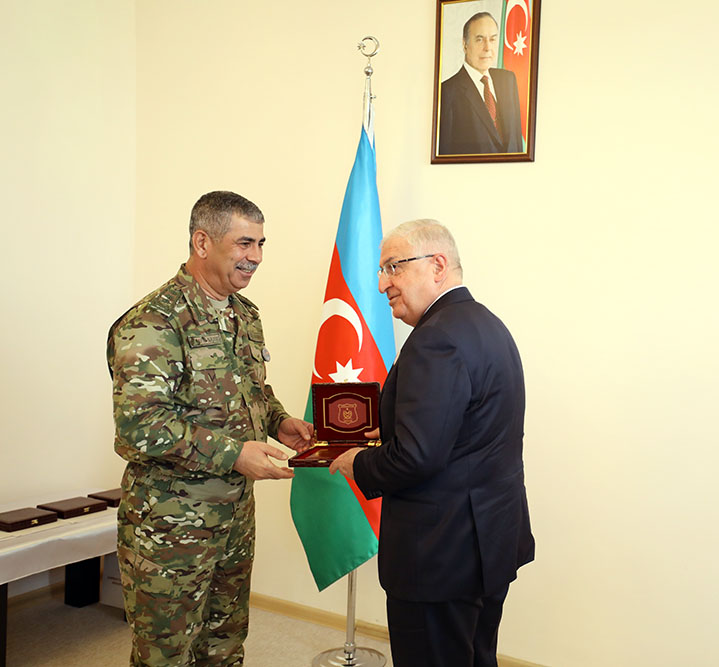 Zakir Həsənov müdafiə nazirləri və generalları medalla TƏLTİF ETDİ